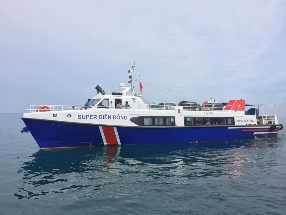 Tàu super Biển Đông